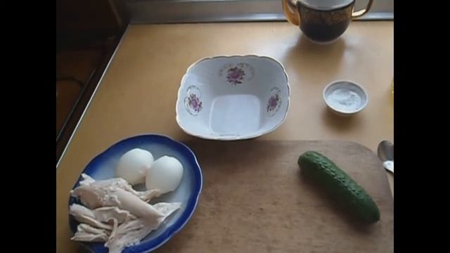 Салат из огурца и отварной куриной грудки. Диетический(для больных панкреатитом). смотреть онлайн