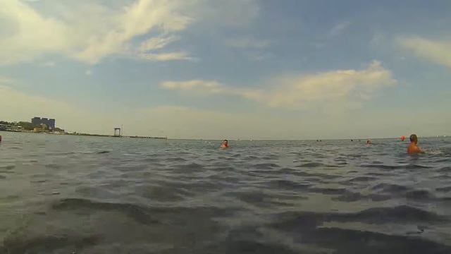 Анапа. Купаемся в Черном море на Городском Центральном пляже "Золотой песок". смотреть онлайн
