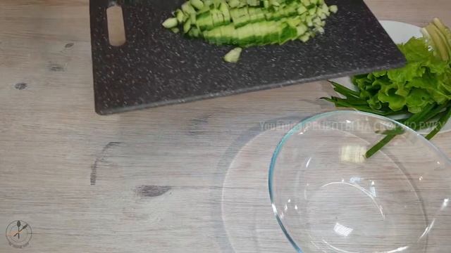 Салат с сухариками. Хлебный салат с огурцами. Экономное меню на скорую руку. смотреть онлайн