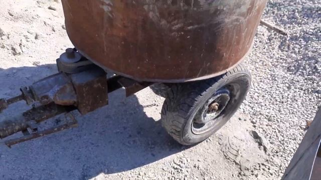 Самодельная бетономешалка . Заливаю фундаментный блок смотреть онлайн