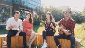 Айтач Шашмаз и Джемре Байсель поют песню из сериала "Игра на удачу"