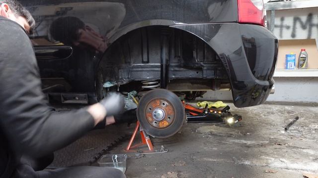 Renault Clio 182 Restoration Part 1: I hit my head, refurbish the brakes and use Neutrarust! смотреть онлайн