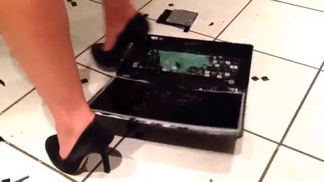 A Perfect Footjob crush office computer 美足電腦本机 смотреть онлайн