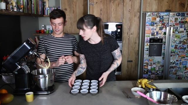 Banana and Chocolate Chip Cupcakes with Cupcake Jemma | Wedding Cake Ep 2 I Tom Daley смотреть онлайн
