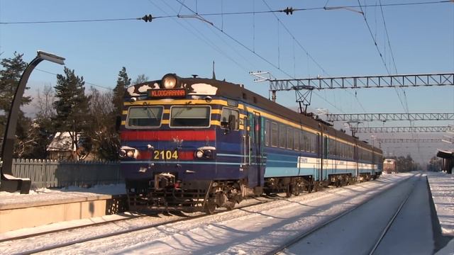 Электропоезд ЭР2-1032 на ст. Пяэскюла / ER2-1032 at Pääsküla station смотреть онлайн
