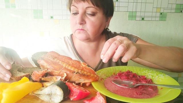Мукбанг. Свекольник с селёдкой. Копчёный лосось