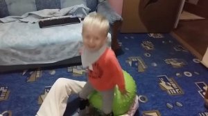 Марк учится прыгать на зеленом шаре ))