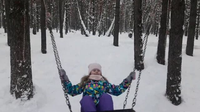 Соня качается на качели в ХаскиЛенде. смотреть онлайн