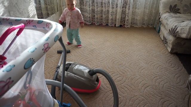 Мамина помощница Настя пылесосит Mother's helper Nastya vacuuming смотреть онлайн