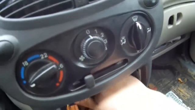 Снятие панели отопителя на Калине. Замена лампочек в бороде на Калине. смотреть онлайн