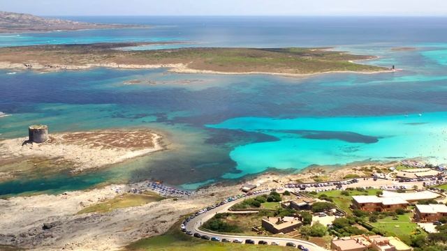 Spiaggia La Pelosa [ 4K ] Sabbia bianca e un mare da Sogno " Sardegna World ?? by drone смотреть онлайн
