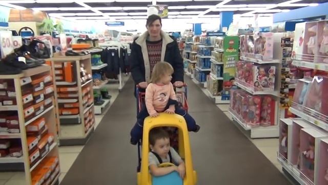 VLOG Ярослава гуляем в детском мире катаемся на крыше тележки/ Что-то пошло не так