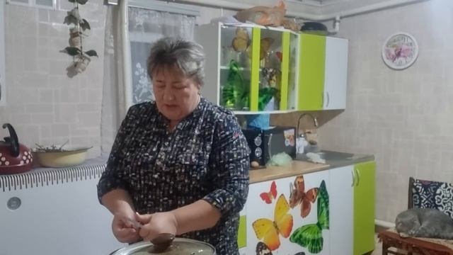 Спагетти с тушёной курицей,свежий салат.Вкусные пышки и сосиски в тесте. смотреть онлайн