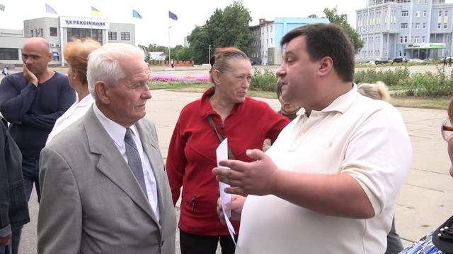 В Сумах дворники пикетируют сессию горсовета смотреть онлайн