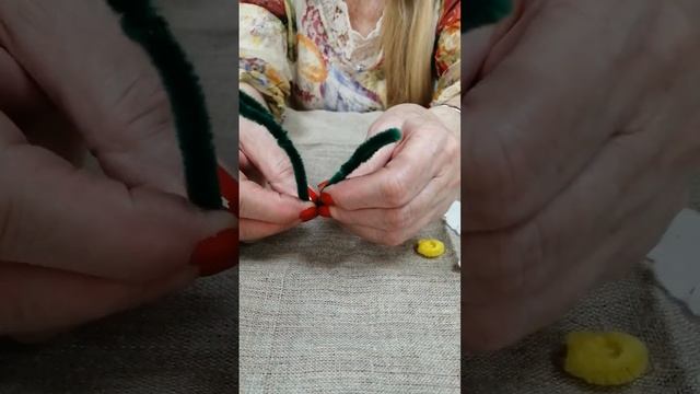 Ромашки из ватных дисков и синельной проволоки + вазочка. смотреть онлайн
