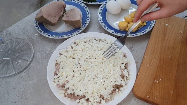 САЛАТ ЛЮДМИЛА/КУХНЯ ЭПОХИ СССР/СЛОЕНЫЙ, МЯСНОЙ? САЛАТЫ НА ПРАЗДНИЧНЫЙ СТОЛ смотреть онлайн