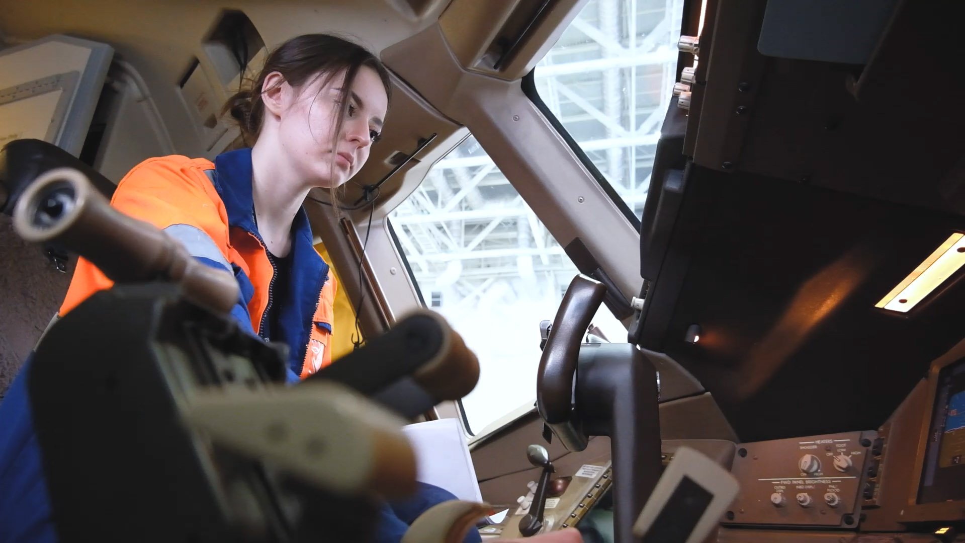 Девушка в профессии авиатехеника