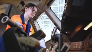 Девушка в профессии авиатехеника