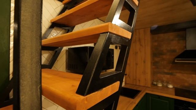 Свой вход в квартиру и 2й этаж под крышей. Плюсы старого фонда. смотреть онлайн