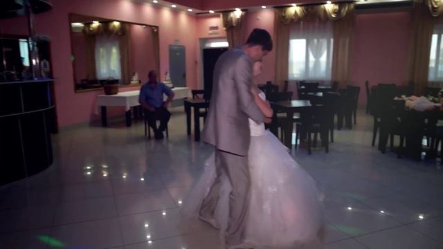 Танец молодоженов - замечательный подарок для гостей. Танцуют Анастасия и Артём! смотреть онлайн