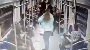 Пожилая москвичка устроила резню в метро за громкий разговор по телефону - Москва 24