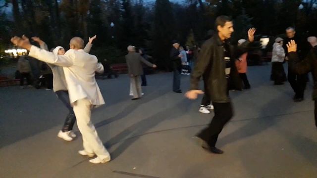 За четыре моря!!! ??Танцы в парке Горького!!!?? Харьков 2021 смотреть онлайн