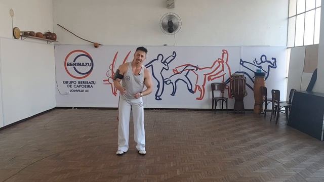 TUTORIAL AÚ SEM MÃOS PASSO A PASSO - CAPOEIRA DE BOLSO смотреть онлайн