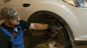 Замена ламп передних габаритов на Ford Kuga 2.