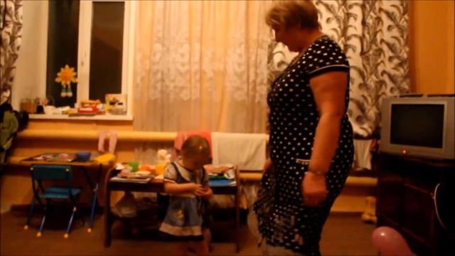 БАБУШКА ИГРАЕТ С ВНУЧКОЙ смотреть онлайн