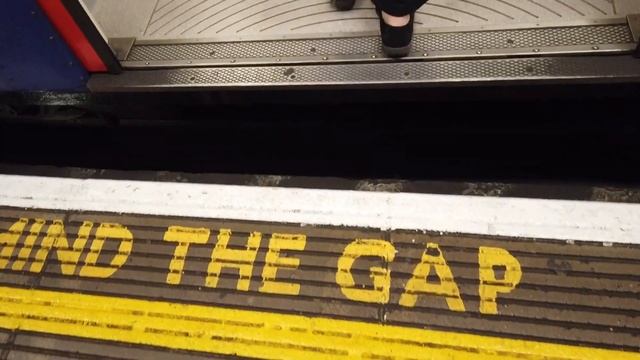 Vistas from the Tate Modern and Touring the Imperial War Museum смотреть онлайн