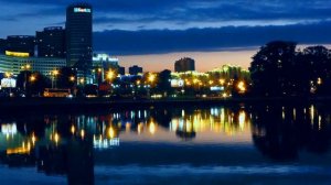 Футаж Городской Пейзаж Вечером Отражение в Воде. Футаж Вечерний Город Отражается в Воде. Видеофутаж