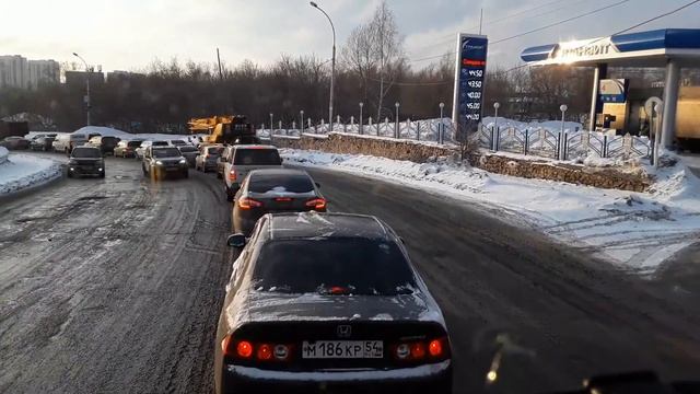 БОЛЬШЕГРУЗ ПОПАЛ В КОЛЕЮ!!! НОВОСИБИРСК, ВАНТОВЫЙ МОСТ!!! смотреть онлайн