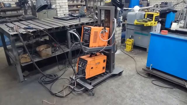 Транспортировочная тележка (сварочный пост) для полуавтомата, плазмореза фирмы Сварог и баллона. смотреть онлайн