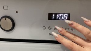 Электрический духовой шкаф Weissgauff. Установка времени на сенсорной панели