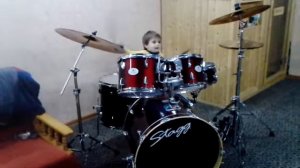 Малой нереально круто сыграл на барабанах, талантливый ребёнок