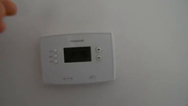 How to Change Batteries on Honeywell Thermostat RTH2300 RTH221 смотреть онлайн