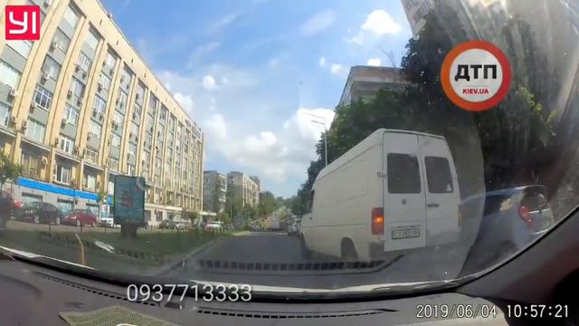 В Киеве на улице Ванды Василевской неизвестный гражданин гоняет добропорядочных водителей, стоящих смотреть онлайн