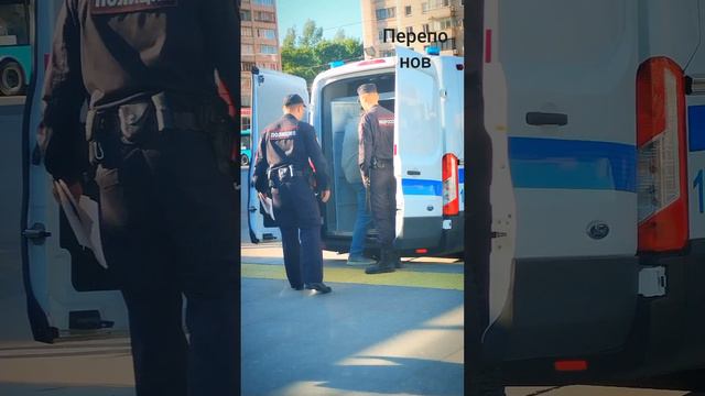 Питер!Скрипка у метро Гражда пр. бабушка играет (прекрасное далеко) рядом полиция пакует мужиков смотреть онлайн