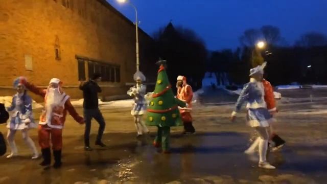 Дед Морозы и Снегурочки танцуют в Смоленске под дождем смотреть онлайн