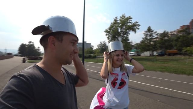 КАСТРЮЛЯ НА ГОЛОВЕ / Зачем мы так ходим по городу? смотреть онлайн