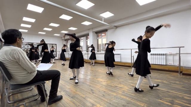 Урок узбекского танца. 1 класс народного отделения. 1 полугодие. #узбекскийтанец #доирадарс#фергана смотреть онлайн