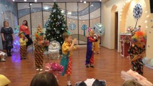 Средняя группа танец Клоунята