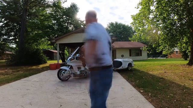 My 89 Year Old Granny rides a Honda Goldwing Trike to Cracker Barrel for breakfast. смотреть онлайн