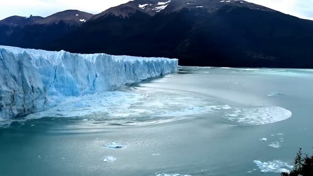 AMAZING! Giant Wall of Ice Collapses off Argentinian Glacier - in HD смотреть онлайн