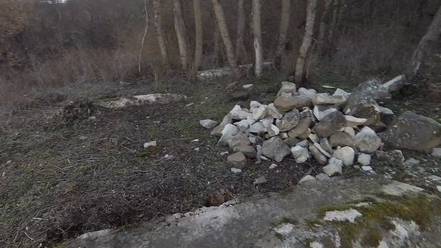 Полуразрушенная церковь в крымской глуши и старинное кладбище с каменными могильными плитами вокруг