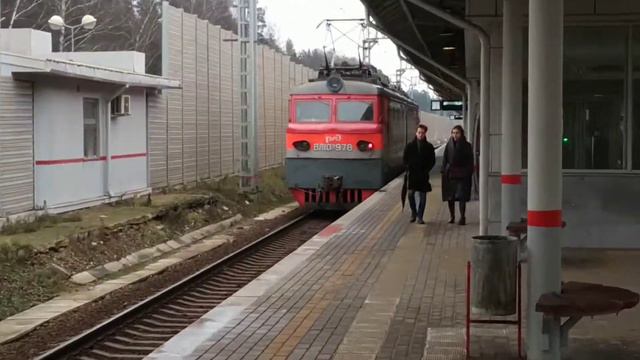 ЭЛЕКТРОВОЗ ВЛ10У 978 ПРОЕЗЖАЕТ СТАНЦИЮ ОТДЫХ. 16.11.2019. смотреть онлайн