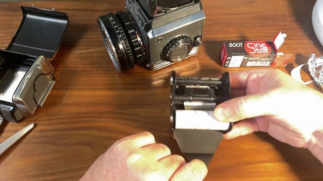 How To: Load Film into Zenza Bronica S2 6x6 Medium Format Camera смотреть онлайн