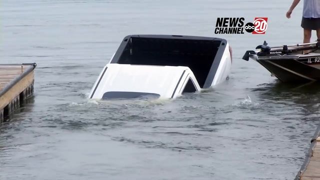 Truck slips off boat launch into Lake Springfield смотреть онлайн