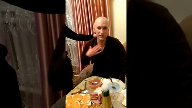 Пьяный мужик пытается сказать что он хочет чёрную икру. смотреть онлайн