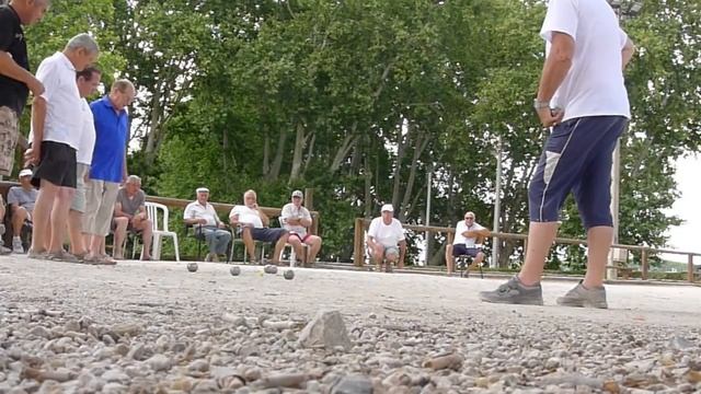 A game of boules in Columbiers, France смотреть онлайн